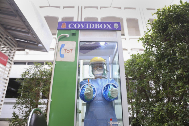 Hộp COVID sẽ được triển khai tại các bệnh viện được chỉ định theo nhu cầu. (Nguồn: bangkokpost.com) Thái Lan phát triển hộp COVID bảo vệ nhân viên y tế khi lấy mẫu dịch ảnh 1