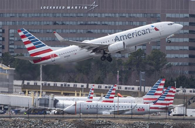 Máy bay của hãng hàng không American Airlines tại sân bay Ronald Reagan ở Arlington, Virginia, Mỹ. (Ảnh: AFP/TTXVN) Chính phủ Mỹ vẫn giữ nguyên quan điểm về gói cứu trợ ngành hàng không ảnh 1