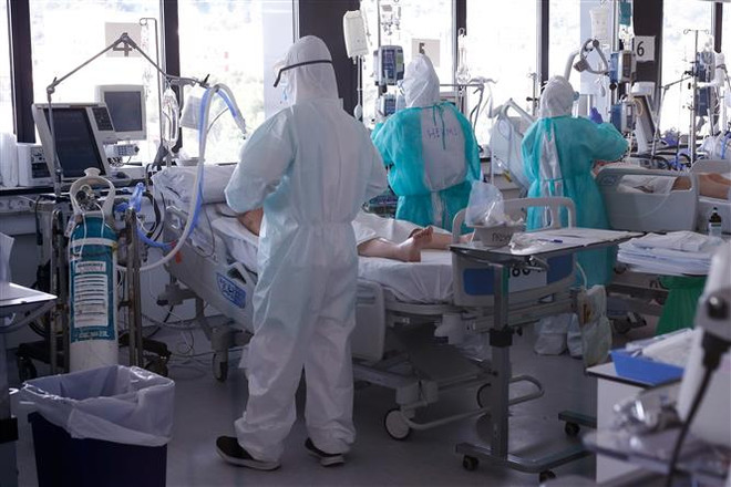 Nhân viên y tế điều trị cho bệnh nhân COVID-19 tại bệnh viện ở Barcelona, Tây Ban Nha. (Ảnh: AFP/TTXVN) Hậu quả chiến lược của cuộc khủng hoảng COVID-19 ảnh 2
