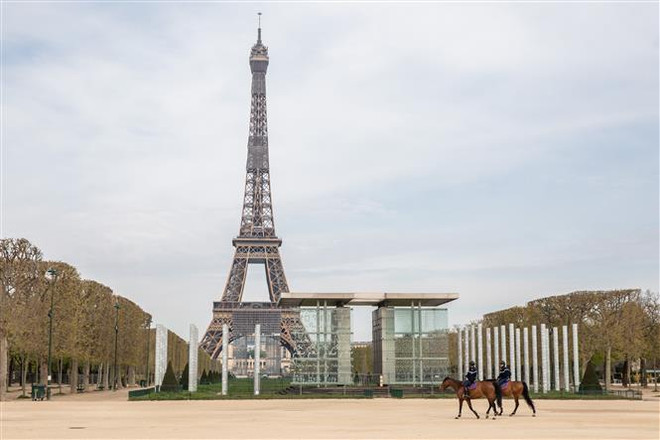 Cảnh sát tuần tra tại Paris, Pháp khi lệnh phong tỏa toàn quốc do dịch COVID-19 được ban bố. (Ảnh: THX/TTXVN) Hậu quả chiến lược của cuộc khủng hoảng COVID-19 ảnh 1