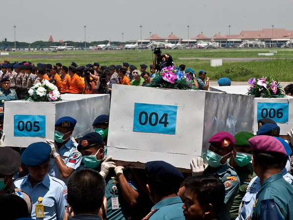 Tập trung tìm kiếm thân máy bay và hộp đen của QZ8501 ảnh 1