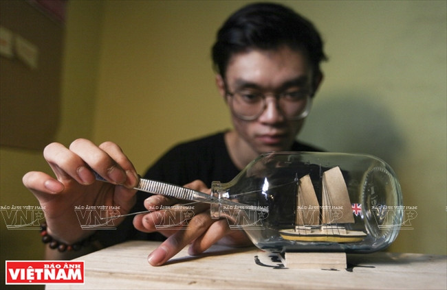 “Phù thủy” đưa tàu thuyền vào trong bóng đèn và chai lọ ảnh 5