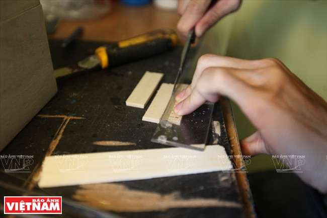 “Phù thủy” đưa tàu thuyền vào trong bóng đèn và chai lọ ảnh 6