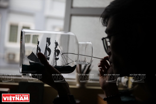 “Phù thủy” đưa tàu thuyền vào trong bóng đèn và chai lọ ảnh 10