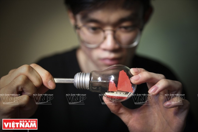 “Phù thủy” đưa tàu thuyền vào trong bóng đèn và chai lọ ảnh 1