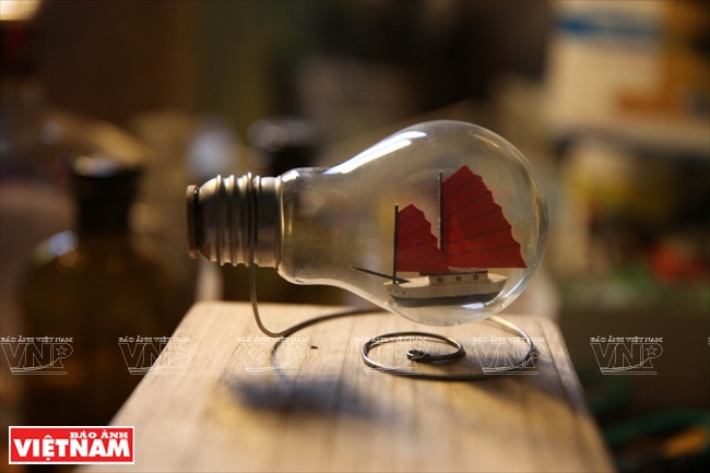 “Phù thủy” đưa tàu thuyền vào trong bóng đèn và chai lọ ảnh 11