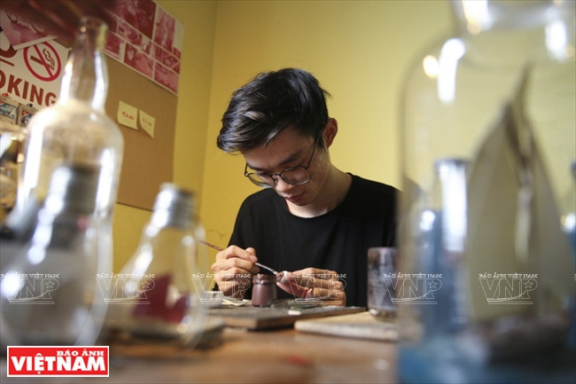 “Phù thủy” đưa tàu thuyền vào trong bóng đèn và chai lọ ảnh 3