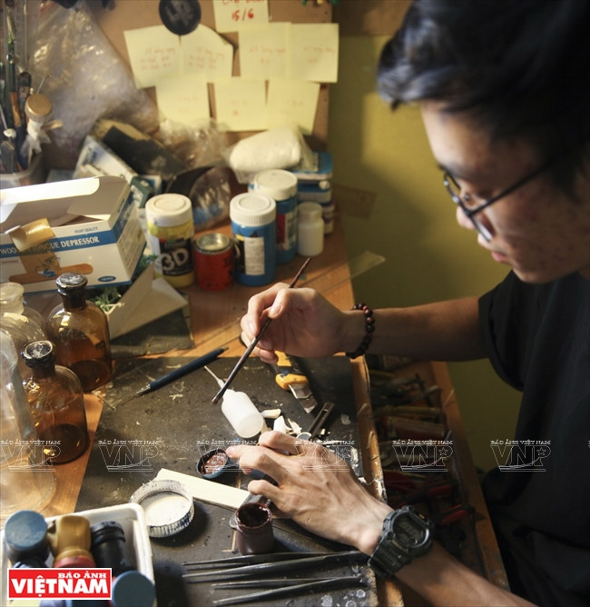 “Phù thủy” đưa tàu thuyền vào trong bóng đèn và chai lọ ảnh 7