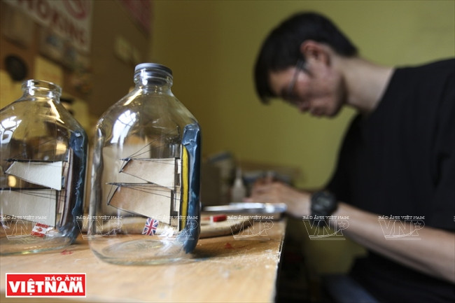 “Phù thủy” đưa tàu thuyền vào trong bóng đèn và chai lọ ảnh 8