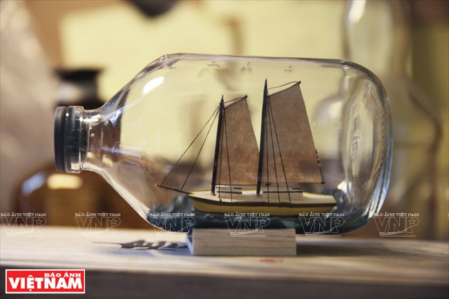 “Phù thủy” đưa tàu thuyền vào trong bóng đèn và chai lọ ảnh 12