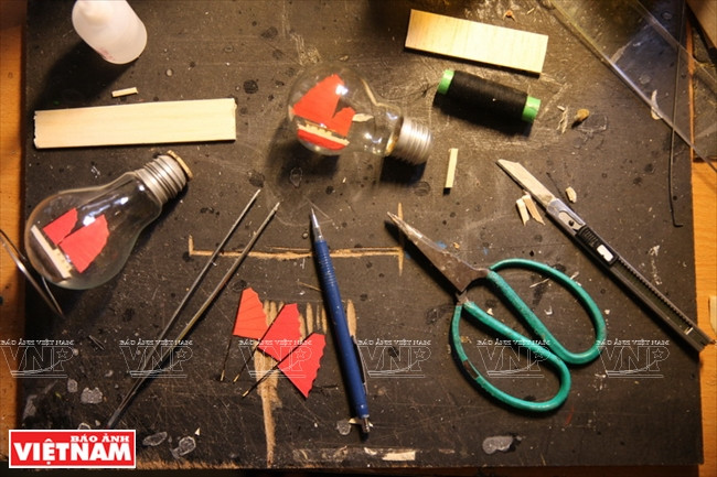 “Phù thủy” đưa tàu thuyền vào trong bóng đèn và chai lọ ảnh 9