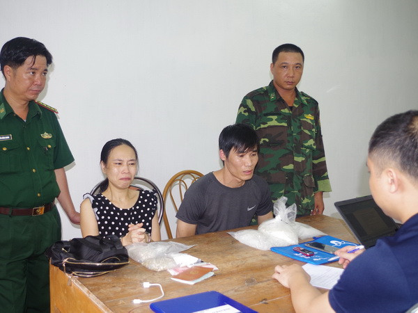 Bắt giữ đôi vợ chồng vận chuyển trái phép hơn 2,4 kg ma túy ảnh 1