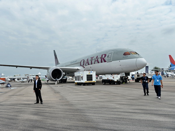 Máy bay Boeing B787 của Hãng Qatar Airways. (Ảnh: AFP/TTXVN) Các nước vùng Vịnh thảo luận việc đóng cửa không phận với Qatar ảnh 1