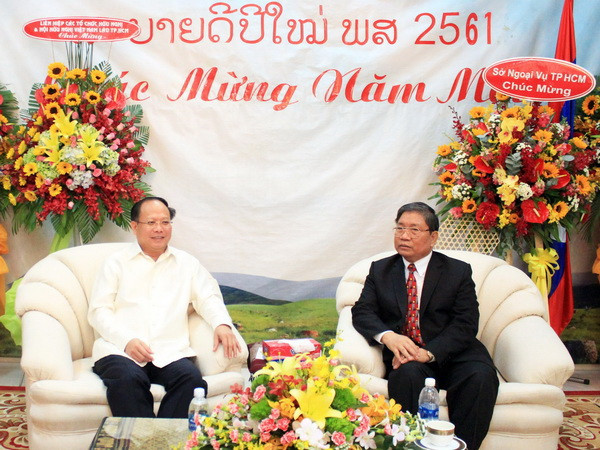 Ông Tất Thành Cang, Phó Bí thư Thường trực Thành ủy thành phố Hồ Chí Minh (trái) và Tổng Lãnh sự Lào tại thành phố Hồ Chí Minh Somxay Sanam-Oune. (Ảnh: Xuân Khu/TTXVN) Lãnh đạo Thành phố Hồ Chí Minh chúc Tết cổ truyền Bunpimay của Lào ảnh 2