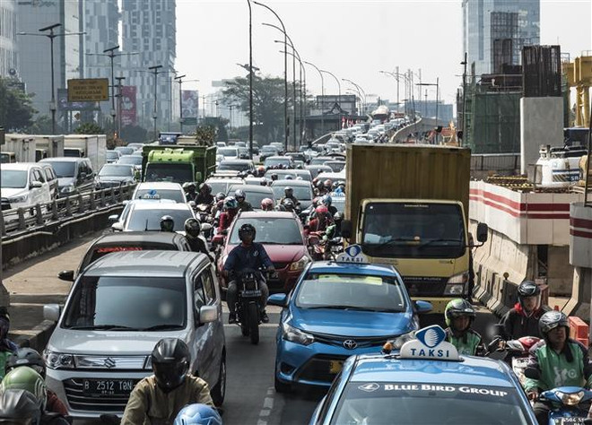 Các phương tiện di chuyển trên đường phố tại Jakarta, Indonesia. (Ảnh: AFP/TTXVN) Tổng thống Indonesia Joko Widodo đề xuất chuyển thủ đô ảnh 1