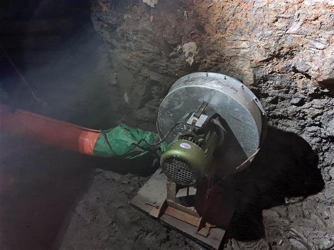 Máy móc được sử đụng để khai thác vàng trái phép. (Ảnh: Hưng Thịnh/TTXVN) Hiểm họa từ những hầm khai thác vàng không phép ở Đắk Nông ảnh 6