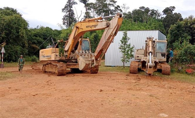 Máy múc bị tạm giữ trong đợt truy quét vào cuối tháng 9 vừa qua. (Ảnh: Hưng Thịnh/TTXVN) Hiểm họa từ những hầm khai thác vàng không phép ở Đắk Nông ảnh 4