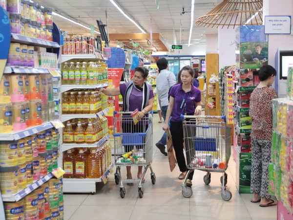 Người tiêu dùng mua sắm tại Siêu thị Co.opmart Saigon. (Ảnh: Thanh Vũ/TTXVN) Chỉ số CPI tháng 11 của Thành phố Hồ Chí Minh tăng 0,55% ảnh 1
