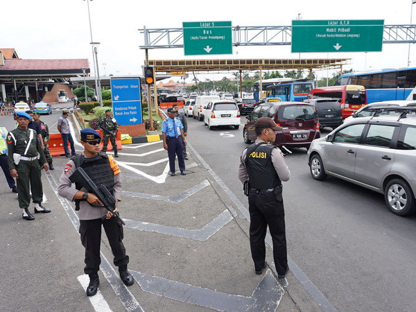 Cảnh sát Indonesia tuần tra tại sân bay Sukarno-Hatta ở Tangerang, ngoại ô Jakarta. (Nguồn: AFP/TTXVN) Indonesia: 22.000 nhân viên an ninh giám sát biểu tình quy mô lớn ảnh 1