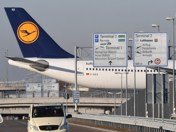 Máy bay của hãng hàng không Lufthansa tại sân bay ở Munich, Đức. (Nguồn: EPA/TTXVN) Phi công Lufthansa nối lại đình công, hàng nghìn chuyến bay bị hủy ảnh 1
