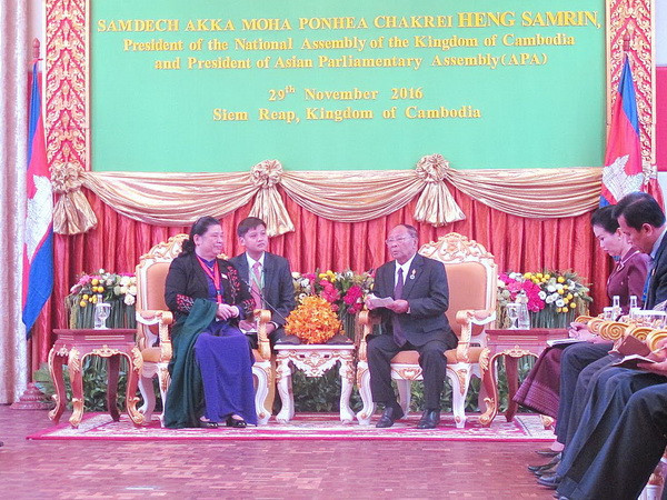Phó Chủ tịch Quốc hội Việt Nam Tòng Thị Phóng chào xã giao Chủ tịch Quốc hội Campuchia Samdech Heng Samrin. (Ảnh: Nguyễn Lâm/Vietnam+) Phó Chủ tịch Quốc hội Việt Nam có tham luận quan trọng tại APA-9 ảnh 2
