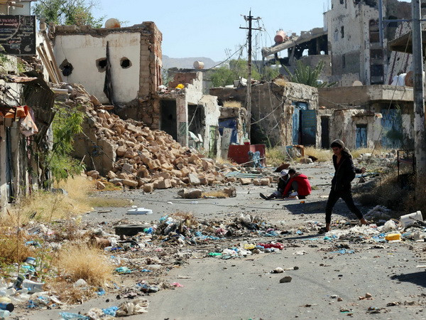 Cảnh đổ nát sau cuộc giao tranh giữa các lực lượng Chính phủ Yemen và quân nổi dậy ở thành phố Taez. (Nguồn: AFP/TTXVN) Tổng thống Yemen cáo buộc phiến quân phá vỡ hy vọng hòa bình ảnh 1