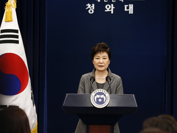 Tổng thống Hàn Quốc Park Geun-hye trong bài phát biểu tại thủ đô Seoul. (Nguồn: AFP/TTXVN) Bà Park Geun-Hye từ chức không ảnh hưởng cuộc gặp Nhật-Hàn-Trung ảnh 1