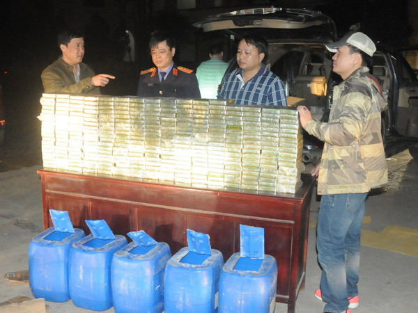 Tang vật vụ án. (Ảnh: Tạ Toàn/TTXVN) Phú Thọ: Trao thưởng Ban chuyên án thu giữ 300 bánh heroin ảnh 1