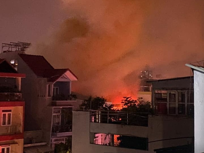 Nửa đêm nhà dân chìm trong biển lửa, 1 người chết, 2 người bỏng nặng ảnh 1
