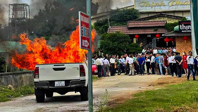 Hiện trường vụ nổ. (Nguồn: Báo Lâm Đồng) Lâm Đồng: Xe bán tải bốc cháy sau tiếng nổ lớn, lái xe tử vong ảnh 1