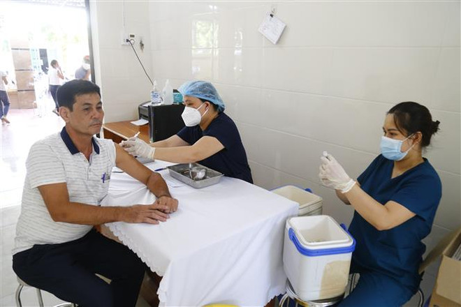 Tiêm vaccine phòng COVID-19 mũi 4 cho người dân. (Ảnh: Nam Sương/TTXVN) Ngày 28/5: Số ca mắc mới COVID-19 giảm mạnh, không có ca tử vong ảnh 1
