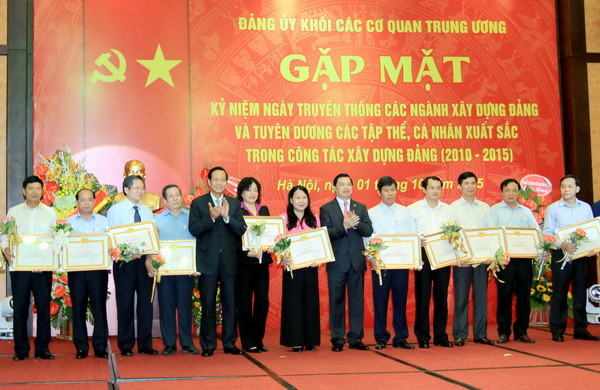 Đảng bộ Khối các cơ quan TW tuyên dương tập thể, cá nhân xuất sắc ảnh 1