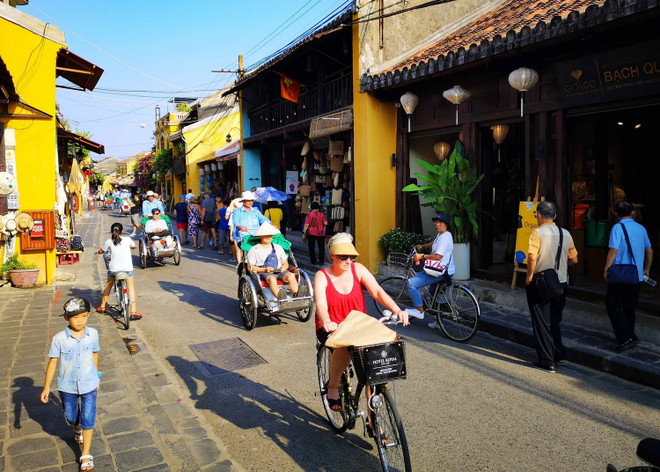 Du khách quốc tế tham quan Phố cổ Hội An. (Ảnh: Thanh Tùng/TTXVN) Những kỷ lục mới của ngành du lịch Việt Nam trong tháng 11 ảnh 1