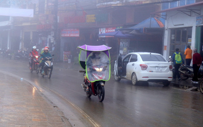 Thị trấn Sa Pa chìm trong sương mù và giá lạnh. (Ảnh: Quốc Khánh/TTXVN) Rét hại bao phủ trên diện rộng các vùng núi cao ở Lào Cai ảnh 1