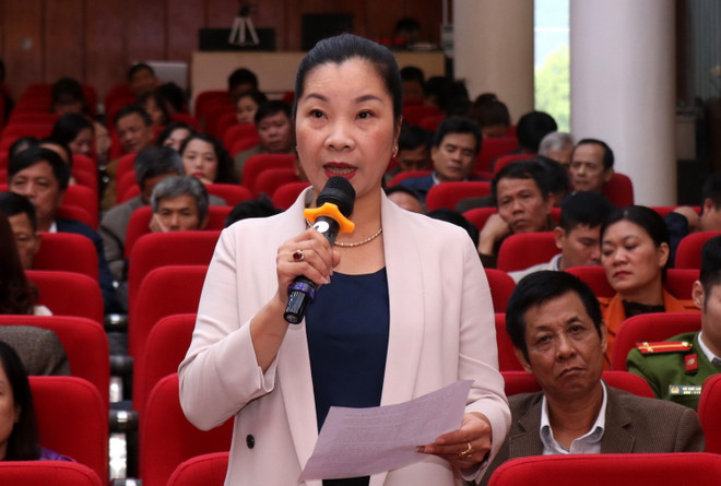 Cử tri thành phố Lào Cai đặt câu hỏi tại buổi tiếp xúc. (Ảnh: Quốc Khánh/TTXVN) Phó Chủ tịch Quốc hội Đỗ Bá Tỵ tiếp xúc cử tri tại tỉnh Lào Cai ảnh 1