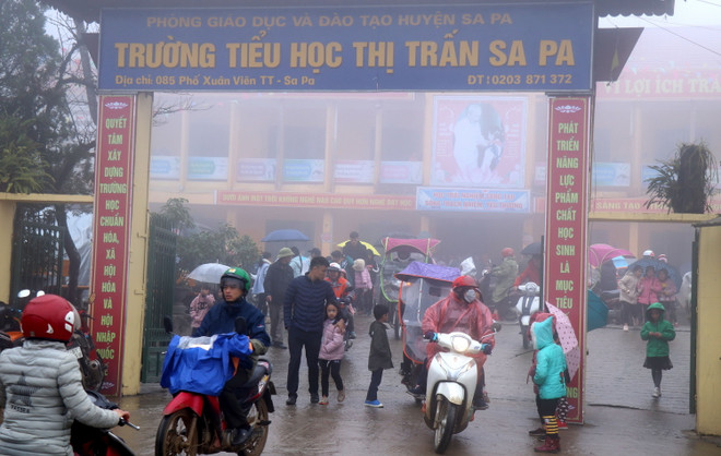Hoạt động của người dân tại thị trấn Sa Pa gặp nhiều khó khăn do sương mù gây ra. (Ảnh: Quốc Khánh/TTXVN) Rét hại bao phủ trên diện rộng các vùng núi cao ở Lào Cai ảnh 4