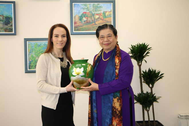 Phó Chủ tịch Thường trực Quốc hội Tòng Thị Phóng tặng quà lưu niệm Chủ tịch IPU (Ảnh: Nguồn Trần Hiếu/Vietnam+) Phó Chủ tịch Quốc hội tiếp kiến Chủ tịch IPU và Phó Chủ tịch QH Cuba ảnh 2