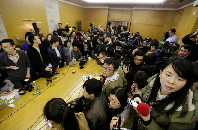 Nước mắt rơi ngóng đợi thông tin máy bay mất tích ảnh 4