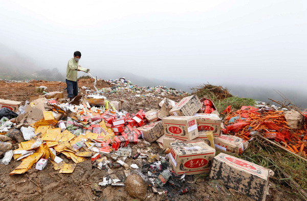 Lâm Đồng tiến hành tiêu hủy hơn 4 tấn hàng hóa nhập lậu ảnh 1