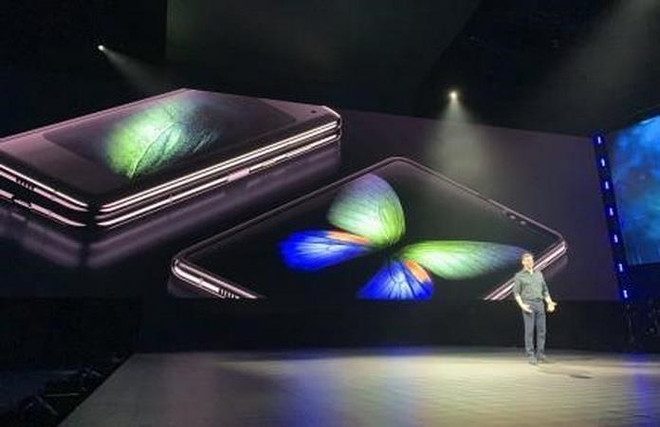 Điện thoại Samsung Galaxy Fold. (Ảnh: Kyodo/TTXVN) Sản phẩm của Samsung và LG được đánh giá cao tại IFA 2019 ảnh 1