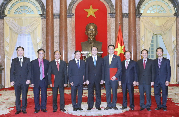 Chủ tịch nước Trần Đại Quang với các đại sứ mới được bổ nhiệm. (Ảnh: Nhan Sáng/TTXVN) Trao quyết định bổ nhiệm Đại sứ tại Lào, Cuba và Tây Ban Nha ảnh 1