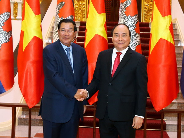 Thủ tướng Nguyễn Xuân Phúc và Thủ tướng Vương quốc Campuchia Samdech Hun Sen chụp ảnh chung trước giờ hội đàm. (Ảnh: Thống Nhất/TTXVN) Thủ tướng Campuchia kết thúc tốt đẹp chuyến thăm chính thức Việt Nam ảnh 1