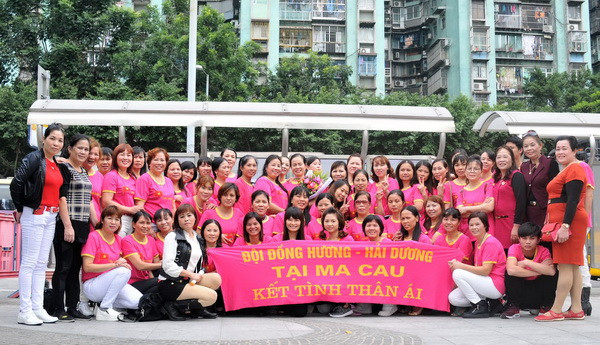 Đội viên Đội Đồng hương Hải Dương chụp ảnh lưu niệm. (Ảnh: Xuân Tuấn/Vietnam+) Ra mắt Đội đồng hương Hải Dương Việt Nam tại Macau Trung Quốc ảnh 1