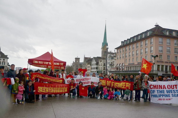 Biểu tình tại Zurich phản đối hành động của Trung Quốc ở Biển Đông ảnh 1