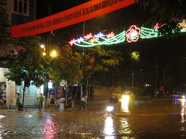 Rãnh áp thấp tiếp tục gây mưa tại Thủ đô Hà Nội trong đêm nay ảnh 1