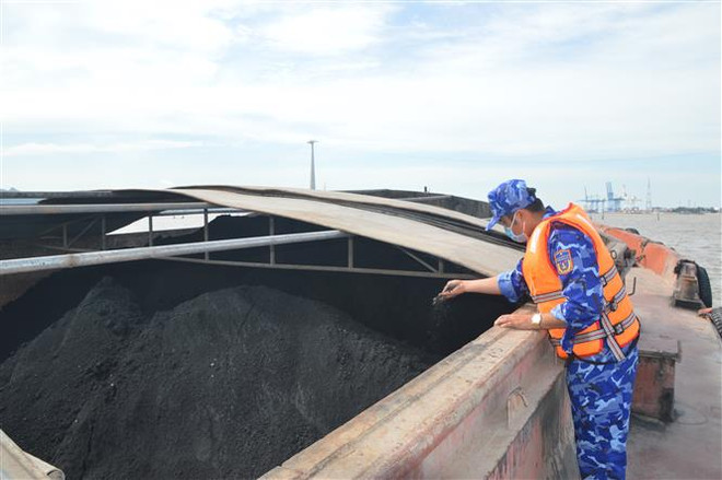 Bộ Tư lệnh Vùng Cảnh sát biển 1 bắt 400 tấn than không rõ nguồn gốc ảnh 1