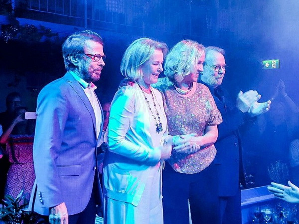 Các thành viên ban nhạc ABBA hội ngộ lần đầu tiên sau 30 năm ảnh 1