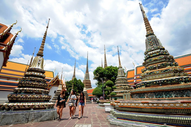 Khách du lịch thăm một ngôi đền ở thủ đô Bangkok. (Ảnh: THX/TTXVN) Thái Lan thu hút khách du lịch quốc tế bằng “liệu pháp thuế” ảnh 1