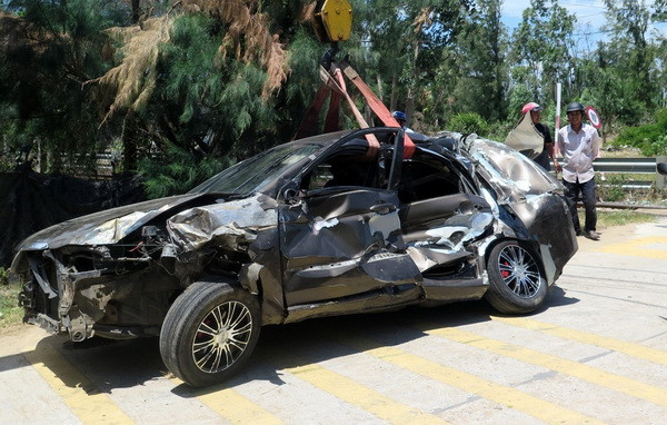 Phú Yên: Tàu hỏa đâm và kéo lê ôtô con khiến 2 người bị thương ảnh 1