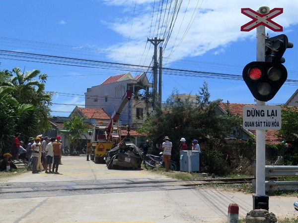 Phú Yên: Tàu hỏa đâm và kéo lê ôtô con khiến 2 người bị thương ảnh 2